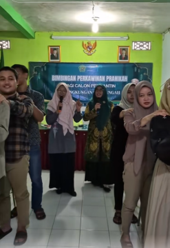 Tren baru KUA 'Kakek Nenek Pijit-pijitan'. (TikTok)